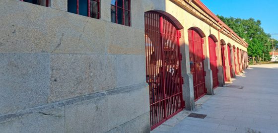 O Concello repara e pon a punto todos os portais de acceso e reixas do Mercado de Abastos