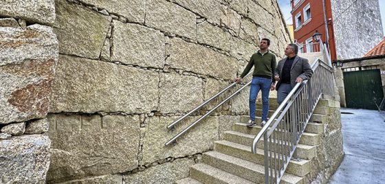 Cividanes cambia a súa imaxe coa reconstrución do muro e a instalación dunhas escaleiras