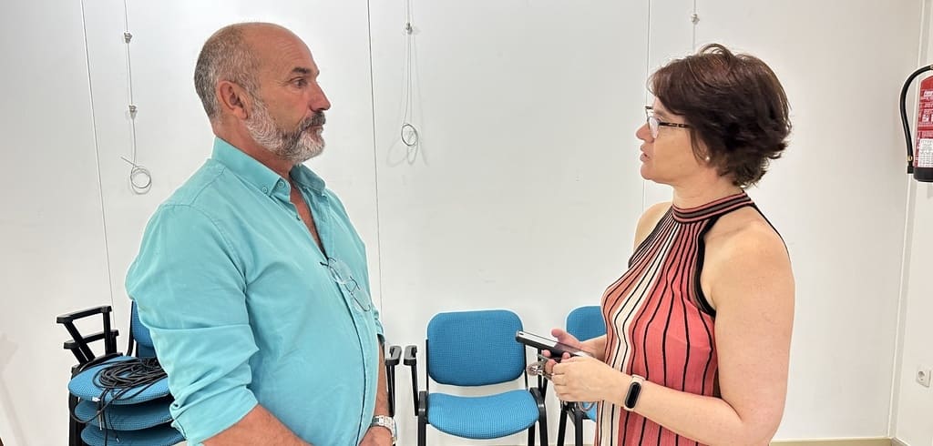 Jordi Bru, artista referente do fotorrealismo, retrata a xesta dos marinenses no Día da Liberación