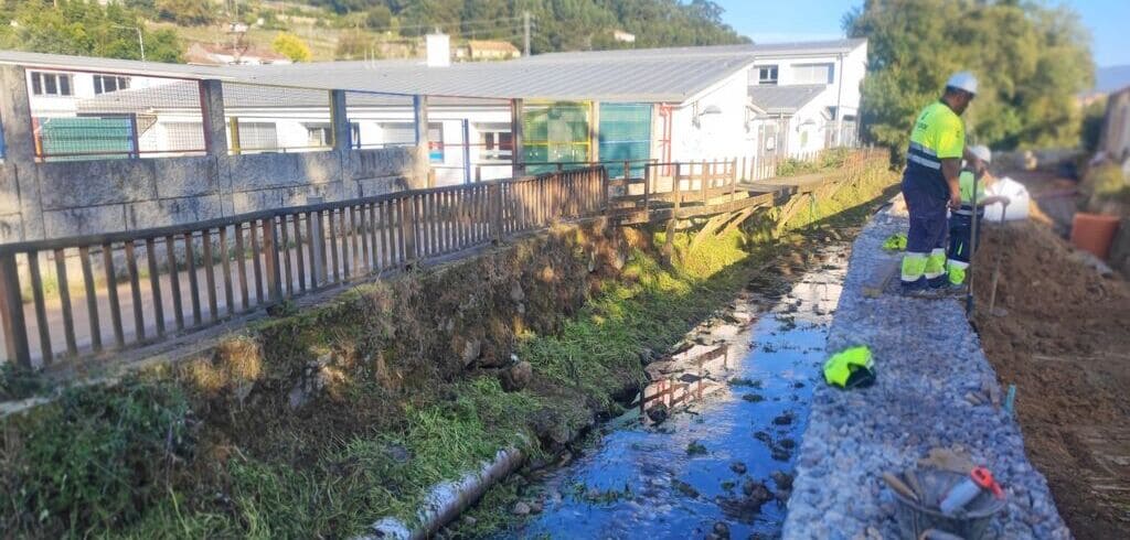 O Concello retira a pasarela de madeira do Sequelo, que contará cunha nova senda peonil segura na outra beira do río