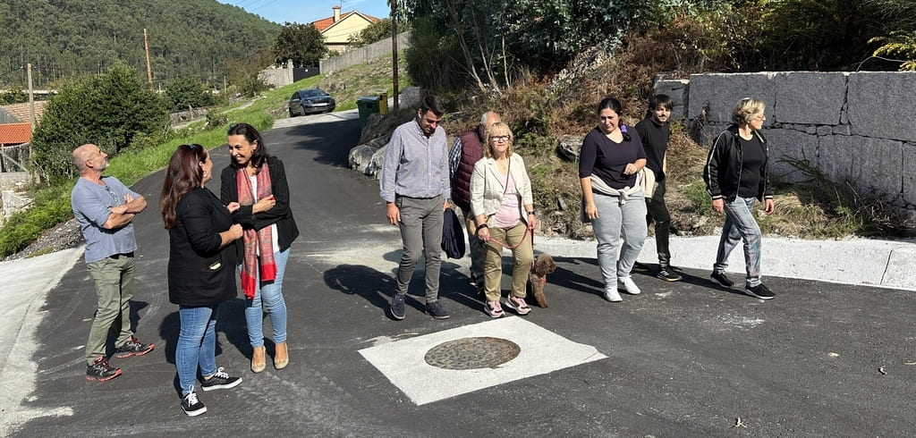 Novas e Ramallo visitan cos veciños o Camiño do Chamo, en Pardavila, incluído no Plan de Pavimentación de Camiños Rurais