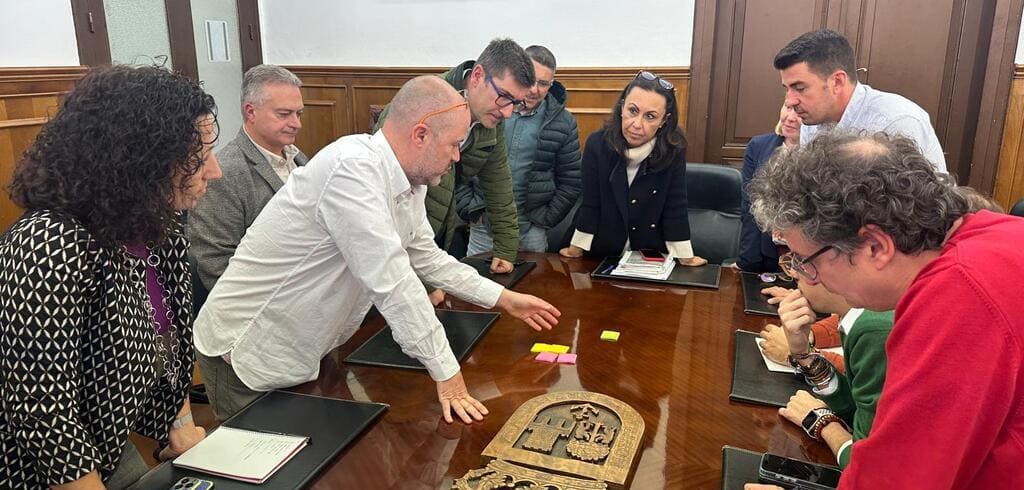 Celebrada unha reunión participativa cos membros da Corporación en torno á redacción do Plan Especial de Protección para o casco vello e Cantodarea