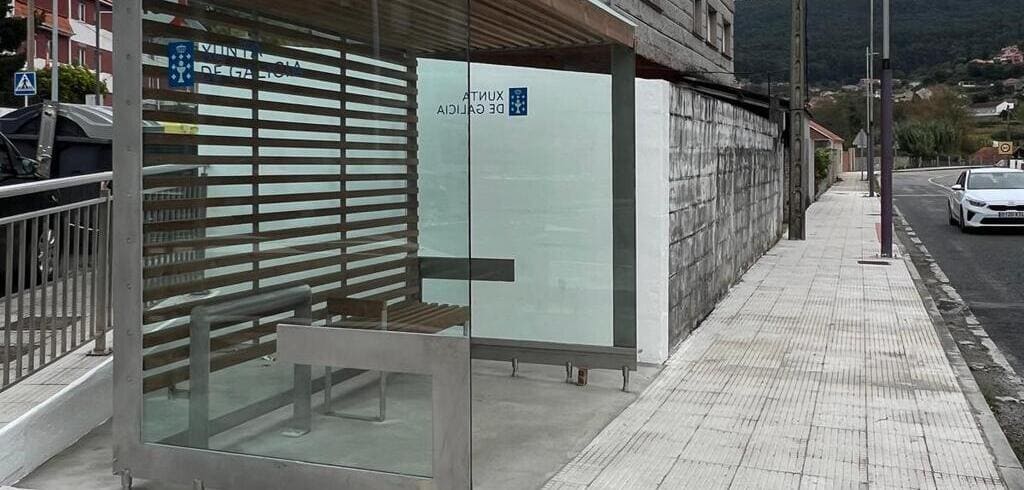 Instalada unha nova marquesiña no “Cruce do Paraíso”, en Coirados