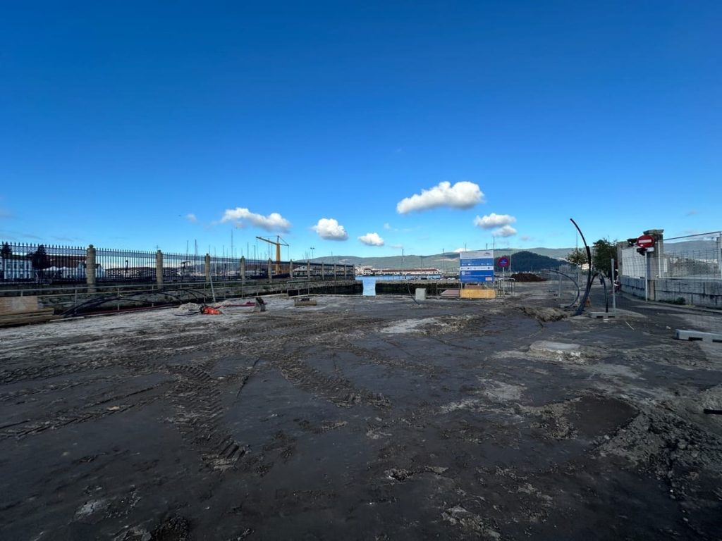 O entorno da dársena portuaria avanza na súa mellora