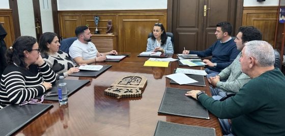 A alcaldesa reúnese coa renovada Asociación Veciñal de San Xulián