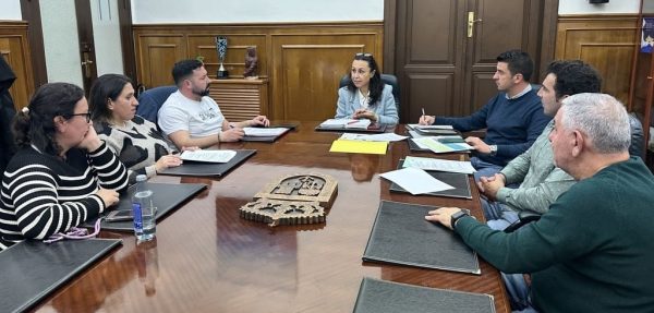 A alcaldesa reúnese coa renovada Asociación Veciñal de San Xulián