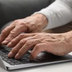 Persoa maior con tecnoloxías