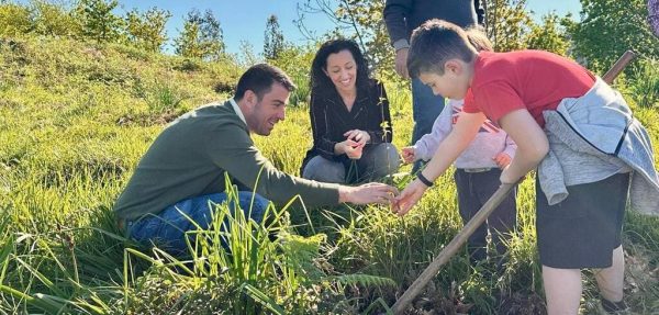 O alumnado de Ardán planta 50 castiñeiros no Monte da Teoira
