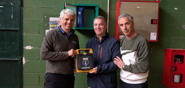 Novos desfibriladores para a Piscina Municipal, o San Narciso e o IES Illa de Tambo