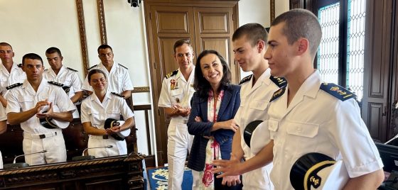 A alcaldesa, María Ramallo, dá a benvida ao novo alumnado da Escola Naval: o futuro da Armada Española